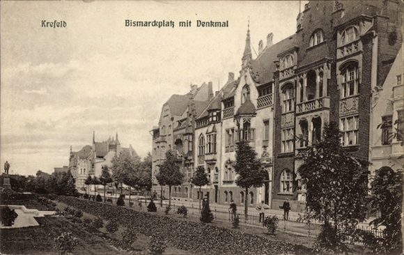 Ak Krefeld am Niederrhein, Bismarckplatz, Denkmal, Häuserzeile, Bäume