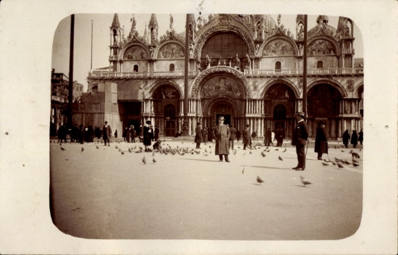 Postcard Venezia Venice Veneto, square with tourists, architecture, pigeons