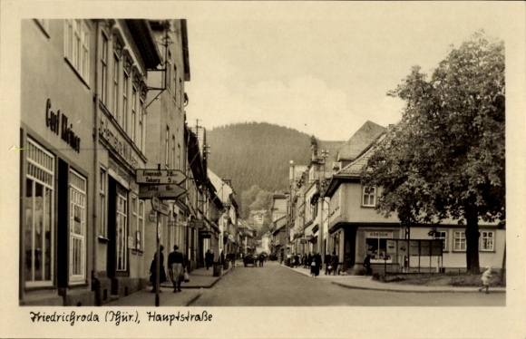 Postcard Friedrichroda in the Thuringian Forest, street with houses, trees, mountain in the background