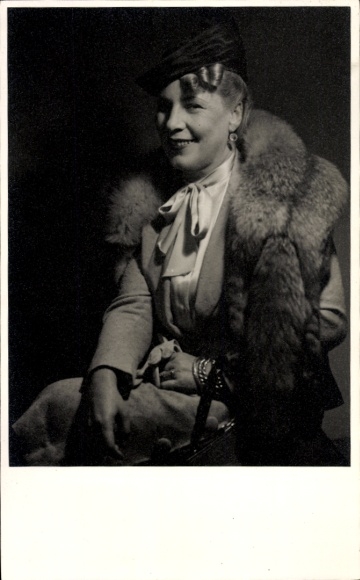 Aktorka fotograficzna Gusti Huber jako Gabriele Dambrone, portret, futro