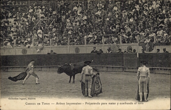 Ak Stierkampfarena in Bayonne mit Zuschauern, Torero und Stier