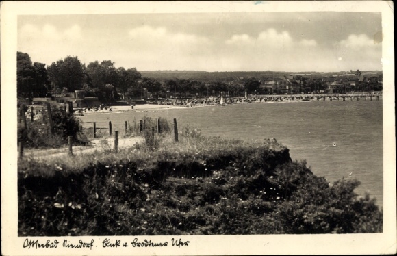 Ak Ostseebad Niendorf Timmendorfer Strand, Blick auf den Strand von Niendorf mit Menschen, die...
