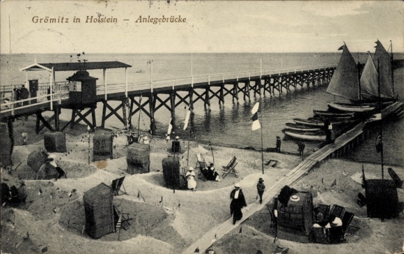 Ak Ostseebad Grömitz in Holstein, Anlegebrücke, Strandkörbe, Segelboote, Promenade, Personen