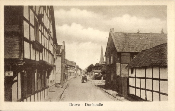 Ak Drove Kreuzau in de Eifel, dorpsstraat, vakwerkhuizen, kerktoren