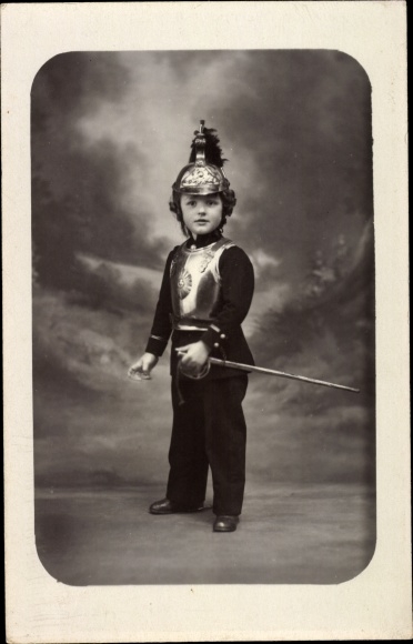 Foto Ak Junge in Französischer Kürassier-Uniform, Paradehelm, Brustschild, Degen, Standportrait