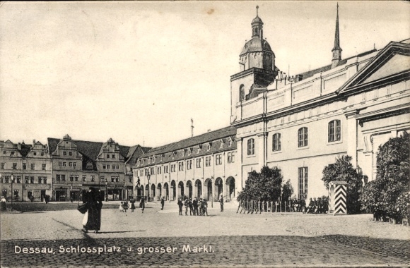 Postcard Dessau in Saxony-Anhalt, Schlossplatz, large market, architecture, people,