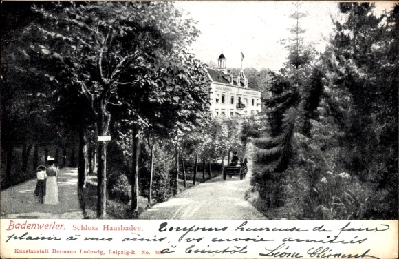 Ak Badenweiler im Schwarzwald, Schloss Hausbaden, zwei Frauen auf dem Weg, Bäume, 