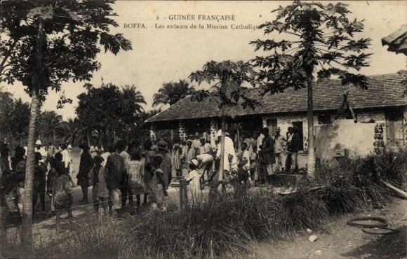 Ak Conakry Guinea, Les enfants de la Mission Catholique, menigte, gebouwen, palmbomen