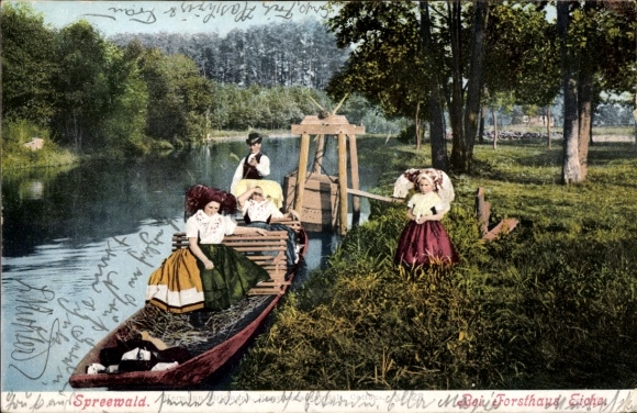 Ak Lübbenau im Spreewald, Bei Forsthaus Eiche, Frauen in Tracht, Kahn