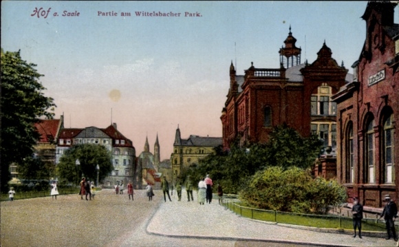 Ak Hof an der Saale Opper-Franken Beieren, Wittelsbacher Park, gebouw op de achtergrond, wandelaars
