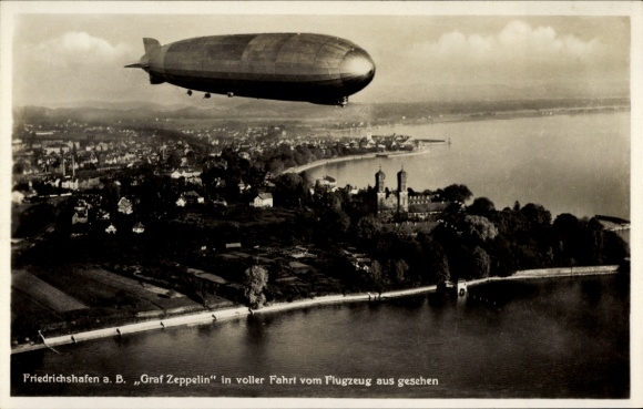 Ak Friedrichshafen am Bodensee, Luftschiff LZ 127 Graf Zeppelin in voller Fahrt, Fliegeraufnahme