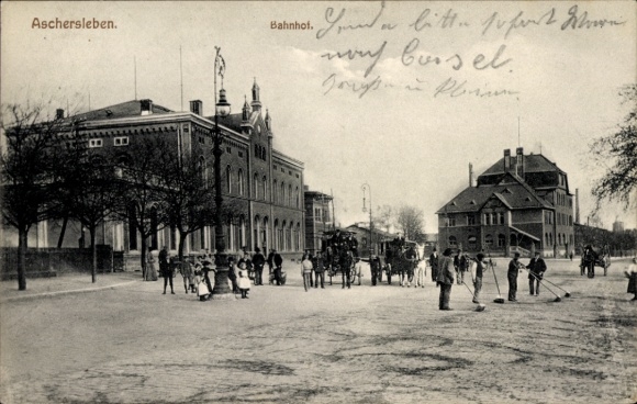 Ak Aschersleben im Salzlandkreis, Bahnhof, Vorplatz, Straßenkehrer