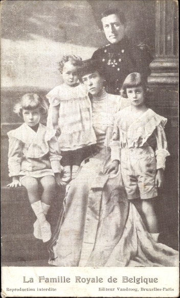 Postcard La Famille Royal de Belgique, Belgian royal family, King Albert I with his wife and children