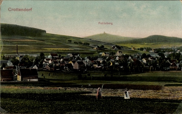 Postcard Crottendorf in Saxony, town panorama with view to the Fichtelberg, children on the field