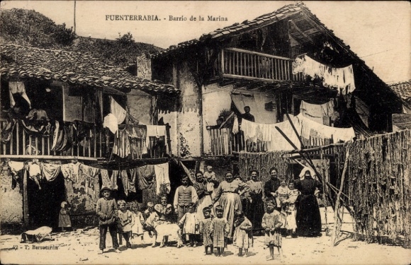 Postcard Hondarribia Fuenterrabia Basque Country, Barrio de la Marina, groups of people, laundry on Le