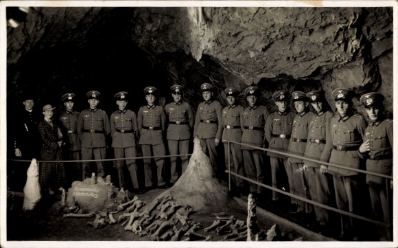 Photo Postcard Rübeland Oberharz am Brocken, Wehrmacht soldiers in uniform, Hermannshöhle