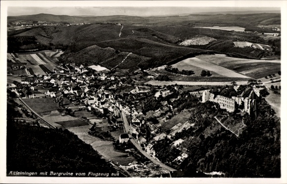 Ak Altleiningen in der Pfalz, Fliegeraufnahme vom Ort mit Burgruine