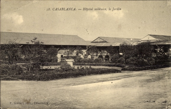 Ak Casablanca Marokko, Militärkrankenhaus, Garten, Menschen, Pflanzen, Gebäude