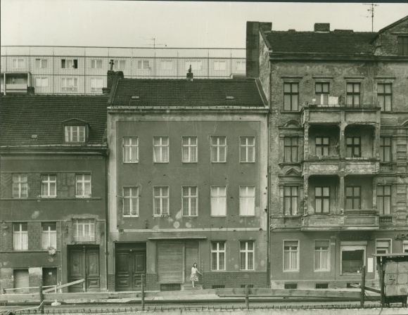 Photo Berlin Lichtenberg Alt Friedrichsfelde, Street of Liberation North 90/91, old building, new building