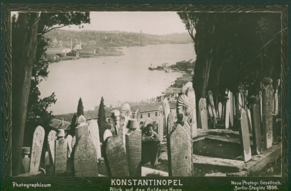 Photo Constantinople Istanbul Türkiye, view of the Golden Horn, cemetery