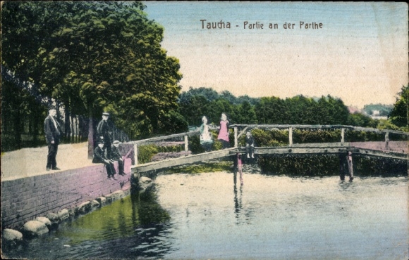 Ak Taucha in Nordsachsen,  Partie an der Parthe, Menschen am Wasser, Brücke