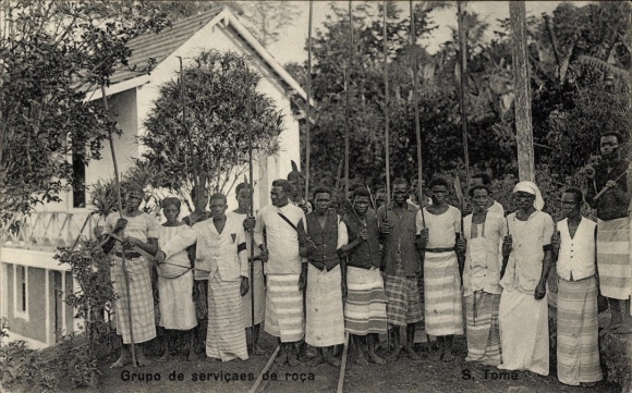 Ak São Tomé St. Thomé, groep mensen, buiten, met houten stokken, huizen op de achtergrond,...