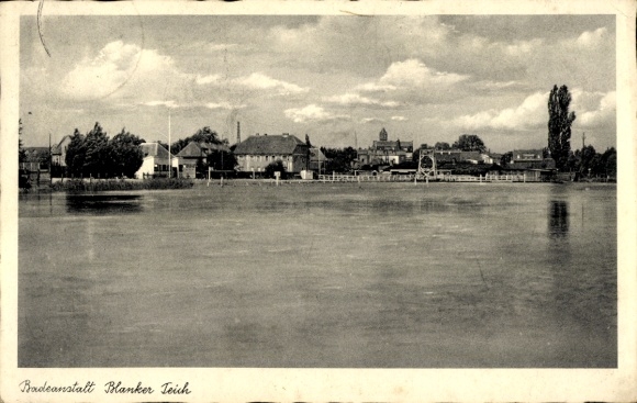 Ak Jüterbog in Brandenburg, Badeanstalt Blanker Teich, Wasserfläche, Gebäude im Hintergrund