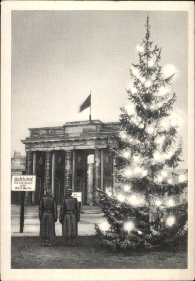 Ak Berlin, Brandenburger Tor, Weihnachtsbaum, West Berliner Grenzpolizei