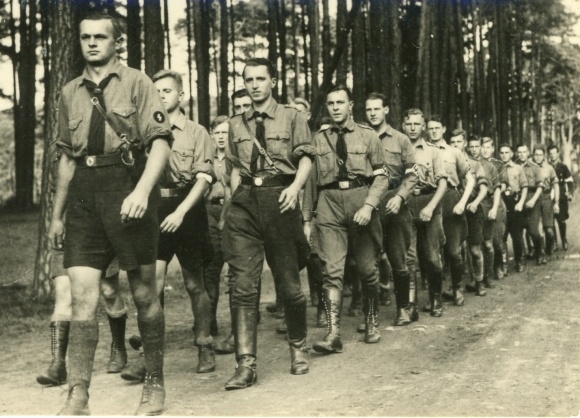 Sammelbild Jugend in Front, Hitlerjugend und Jungvolk Nr. 28 Führerschule Birkenwerder, Übungsmarsch