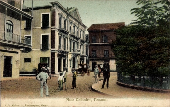 Ak Ciudad de Panama, Plaza Catedral,  Fotograf von J. L. Maduro jr., Menschen auf der Straße