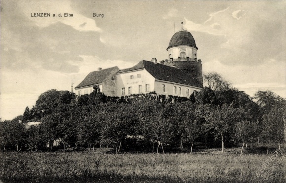 KP Lenzen an der Elbe Prignitz, Zamek Lenzen, drzewa, niebo