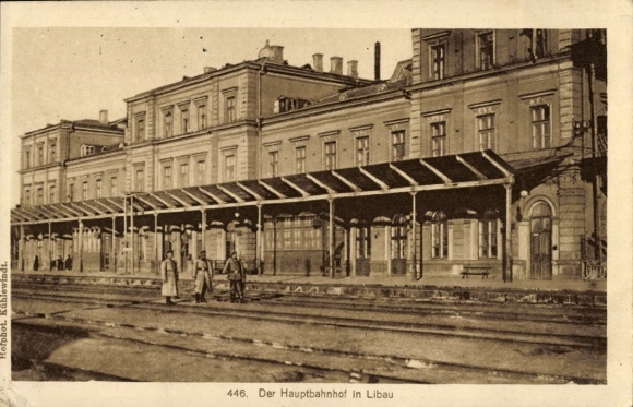 Ak Liepaja Libau Letland, het centraal station, spoorzijde, Duitse militairen