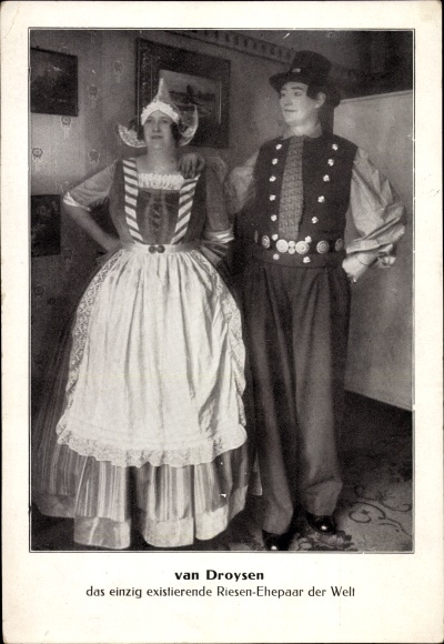 Postcard Van Droysen, The World's Only Existing Giant Couple