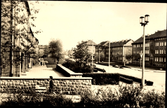 Postcard Lauchhammer in Niederlausitz, Grünewalder Straße, woman with stroller