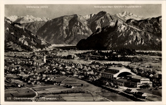 Ansichtkaart Oberammergau in Opper-Beieren, afstandsschot, Passiefestivalzaal, bergen
