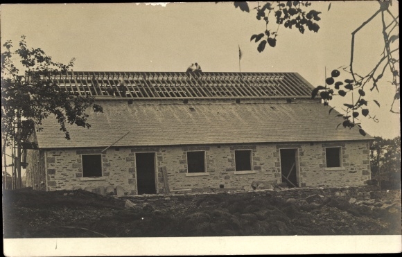 Foto Ak Zwei Männer auf einem halb gedeckten Haus, Hausbau, Baustelle, Dachdecker
