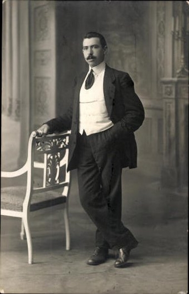 10 old photo PC men, various motifs
