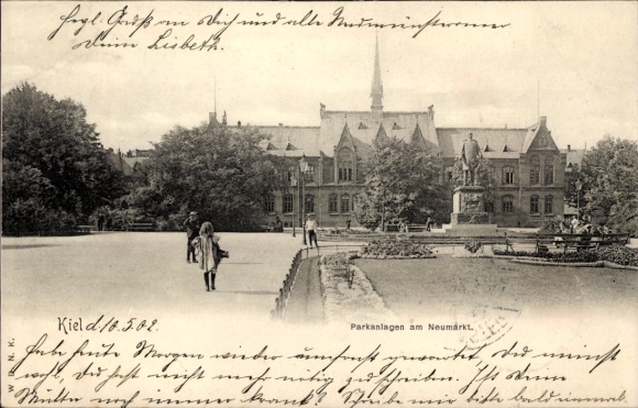 Ak Kiel, Parkanlagen am Neumarkt,  Architektur, Leute im Park