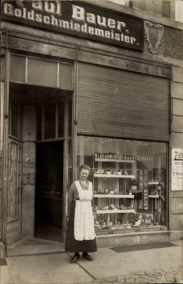 Foto Ak Bischofswerda, Geschäft Paul Bauer, Goldschmiedemeister, Schaufenster, Frau in Schürze
