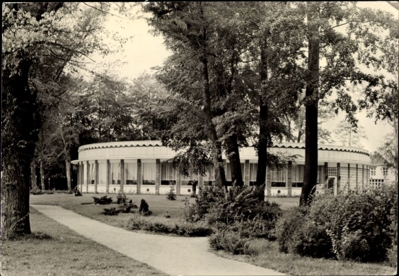Ak Waren an der Müritz, Rundbau, Bäume, Gehweg, Grünflächen