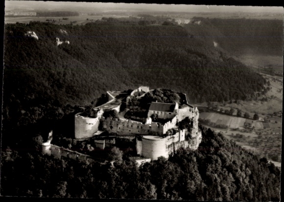 Ak Neuffen in Württemberg, Burg Hohenneuffen, Luftaufnahme der Ruine  umgeben von Wald, schwarz-w