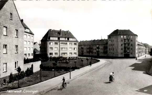 KP Helmstedt w Dolnej Saksonii, widok na miasto, Conringstraße, budynki mieszkalne, rowerzyści