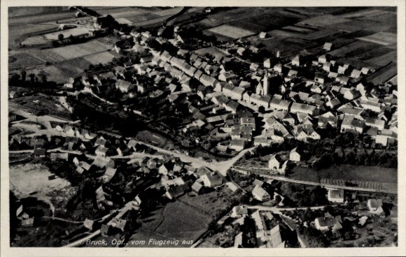 Ak Bruck in Oberbayern, Luftaufnahme von   Architektur, ländliche Umgebung