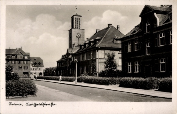 Ak Leuna an der Saale, Städtische Architektur, Straßenansicht, Uhrturm, Schwarz-Weiß-Photographie