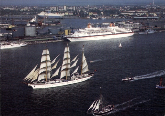 Ak Bremerhaven, Bark Gorch Fock, Kreuzliner MS Europa