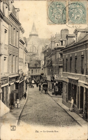Postcard Eu Seine Maritime, checkered street, historic buildings, people, church in the background