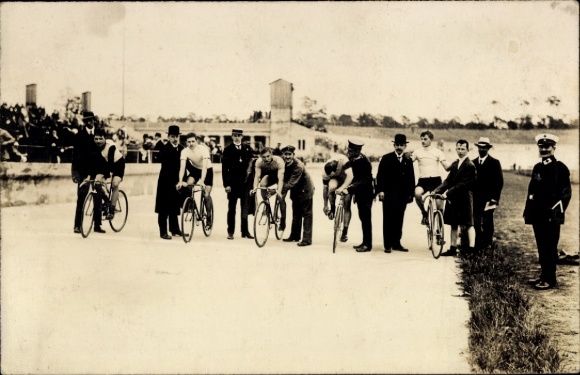 foto Ak Fietsers op een wielerbaan voor de start