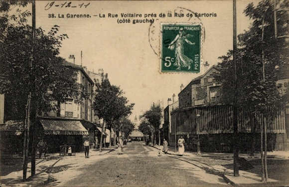 Postcard La Garenne Hauts de Seine, La Rue Voltaire near Rue de Sartoris