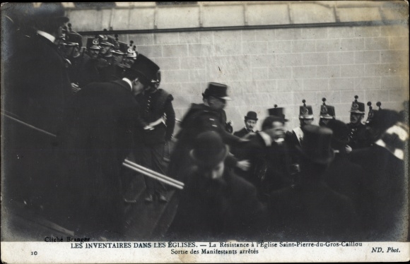 Postcard Paris VII., Resistance to the Church of Saint Pierre du Gros Caillou, Exit of the Arrested Demonstrators