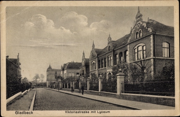 Postcard Gladbeck in the Ruhr area, Viktoriastraße with Lyceum, school building